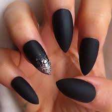 Ich sah schon mehr solche bilder auf welchen die nägel in einer schönen farbe und matt lackiert sind. Gelnagel Schwarz Gold Matt Selber Machen Diy Anleitung 21 Ideen Nageldesign Zenideen Schwarze Goldnagel Matte Schwarze Nagel Schwarze Nagel