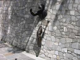 Place marcel aymé à montmartre on voit cette statue réalisée par jean marais, rendant hommage à l'auteur (qui a vécu rue norvins). Wallpapers Constructions And Architecture Wallpapers Statues Monuments Le Passe Muraille A Montmartre By Hiatus Hebus Com