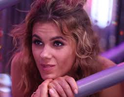 Csobot Adél elárulta, miért nem szokott melltartót hordani - videó - Blikk  Rúzs