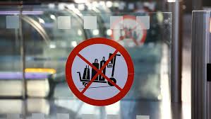 Der halbkreisförmig am nordufer der elbe gelegene alte stadtkern mit rathaus, börse. Travel Restrictions In Hamburg During Spring Holidays 2021 Hamburg Com