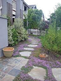 25 Best And Beautiful Stepping Stones Design Ideas For Your Front Yard Freshouz Com Small Front Yard Landscaping Landscaping With Rocks Stone Landscaping