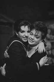 Judy garland e liza minelli no programa the judy garland show, cantando a música together wherever we go, em 1963. Liza Minnelli Says She Has No Interest In Seeing Renee Zellweger S Film About Her Mom Judy Garland