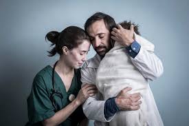 Durante o desfile na sapucaí, cora (marjorie estiano) leva um tiro para salvar josé alfredo (alexandre nero). Ctmoaglyfpa Xm