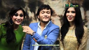 Two years into their marriage, they still don't have a child due to an accident that happened to manja in her past, which makes her feel helpless and inferior. Mig Online Promo Sam Yana Intan Bini Biniku Gangster Di Pawagam Sekarang By Metrowealthpictures