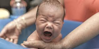 Possiamo quindi affermare che il bagnetto al neonato può essere fatto indistintamente prima o dopo la poppata o la pappa in genere. Bagnetto Al Neonato Come E Quando Farlo Gravidanzaonline