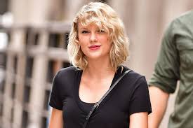 Short curly hair is always chic and even supermodels like chrissy teigen has rocked the hairstyle on the runway. Taylor Swift S Curly Hair Probably Won T Be Making A Comeback Anytime Vanity Fair