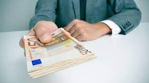 Έως αύριο, τετάρτη, 10 ιουνίου αναμένεται να καταβληθεί το επίδομα των 534 ευρώ σε μισθωτούς εργαζομένους που βρίσκονται σε αναστολή σύμβαση εργασίας τον μάιο λόγω της κρίσης του. Epidoma 534 Eyrw Pote Oi Nees Plhrwmes To Senario Gia Paratash Neolaia Gr