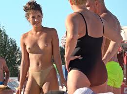 BEACHSOME on X: Topless And A Beautiful Smile. 🏖On the beach with her  boyfriend and mother-in-law. Watch the video on BEACHSOME💻 ☀️☘️Spring  Sale☘️ Summer feeling all year long. topless t.coI1TrvfQMuj  X