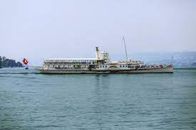 das schiff stadt rapperswil auf dem see aus der sicht des buerkliplatz in zuerich zwitserland