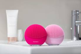 After my first review of the foreo ufo smart mask treatment the luna mini 3 comes in a clear, plastic case along with a little pink travel pouch, a 2ml sachet of luna mini 3 back. The Internet Is Trying Out Foreo S Luna Mini 3