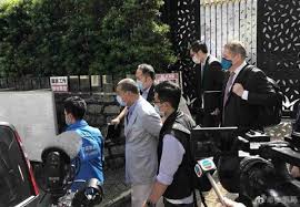 蘋果日報和壹傳媒兩高層保釋被拒 8月再提訊 香港警方拘捕5名壹傳媒集團高層後，19日壹傳媒行政總裁張劍虹及《蘋果日報》總編輯羅偉光案件提堂， 兩人申請保釋遭拒，8月再提訊。 同案的《蘋果日報》副社長陳沛敏、壹傳媒營運總裁周達權和「蘋. 6park Com é»Žæ™ºè‹±åŠå…¶ä¸¤å­è¢«æ•æ¸¯è­¦æœæŸ¥å£¹ä¼ åª'å¤§æ¥¼