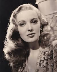 Who are the two actresses in the photo?