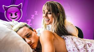 Jon Vlogs on X: Acordei meu amigo com a atriz porno favorita dele ...  Assite ai : t.coi5iQ0bPhy4 t.cog3xIJ55QvU  X