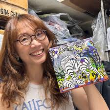 昨晚收到畫了，超開心的….畫比照片還漂亮..超喜歡，眼睛都樂開花了🌸」 藏家收到作品後，拍照傳給我們， 我一看，天啊這些照片也太可愛了吧!  超有生活感的背景， 純粹笑容所散發出的愉悅氛圍， 簡直比我們請專業Model來拍宣傳照還好! 感謝