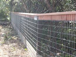 Adding A Top Cap To A Wire Fence Make A Great Statement Hog Wire Fence Backyard Fences Fence Design