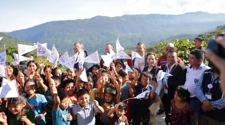 El Gobierno de Guatemala a través de la Iniciativa Intersectorial Mano a  Mano, declara a tres nuevos municipios libres de pisos de tierra en Quiché  – SESAN Guatemala