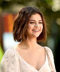 Selena Gomez S Back To You Video Is An Ode To This Summer Of Heists Selena Gomez Short Hair Selena Gomez Hair Selena Gomez Haircut