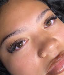 Hello, I apply eyelash extensions and I have appointments available. I have  discounts.🩷