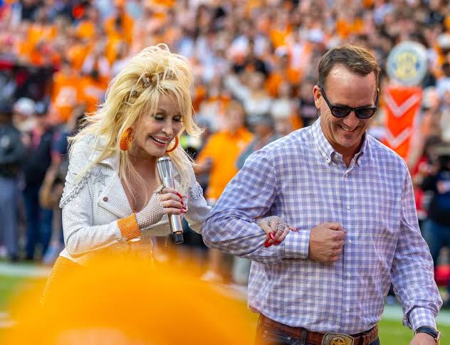 Tennessee athletics changing 4th quarter song at Neyland Stadium to honor Dolly Parton – The Daily Beacon