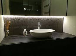 helder witte ledstrip onder spiegelkast badkamer badkamer badkamer verlichting led