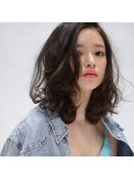 ミディアムパーマ黒髪 前髪なし 前髪ありで丸顔 面長さんも小顔に 美人部 ミディアム パーマ 黒髪 セミロング パーマ 黒髪パーマ