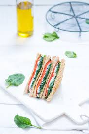 Sandwiches Triangles Aux Epinards Saumon Et Fromage De Chevre Frais Fromage De Chevre Frais Sandwich Triangle Et Alimentation