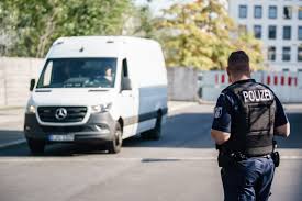 Welche formalen einstellungsvoraussetzungen für migranten gelten, lesen sie hier! Ungarischer Menschenschmuggler In Deutschland Festgenommen