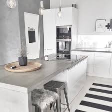 Det Klassiske Grebsfrie Kokken Far Laekkert Modspil Af Industrielle Elementer Som Beton Og Stal I Ingerliselille S Jked Kitchen Apartment Decor White Interior