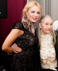 Zina dumitrescu, fosta mare creatoare de modă, a murit la vârsta de 82 de ani, la 15:10, pe 28 martie 2019. Exclusiv ReacÅ£ia Danei SÄvuicÄ DupÄ Moartea Zinei Dumitrescu A Creat Modele Din Noi Modele De ViaÅ£Ä
