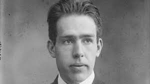 Explore the bohr and quantum atomic models on the holographic table to learn about their similarities and differences. Bohr Model Description Development Britannica