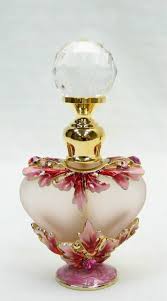 What A Beauty So Feminine And Pretty Bouteille De Parfum En Verre Parfum D Epoque Flacons De Parfum Vintage