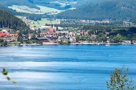 Das seeufer mit blick über den herrlichen. Titisee Neustadt Faszination Des Sees Ist Ungebrochen Titisee Neustadt Schwarzwalder Bote
