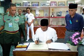 96 hospital angkatan tentera pengkalan tldm lumut tingkat 3, wad perubatan lelaki 32100 lumut perak darul ridzuan malaysia. Zambry Hargai Peranan Kakitangan Hat Lumut