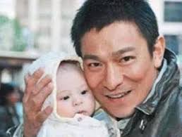 Gần 40 năm trước cậu bé được Lưu Đức Hoa thơm má, Châu Nhuận Phát bế trên  tay, hiện là ngôi sao nổi tiếng toàn châu Á