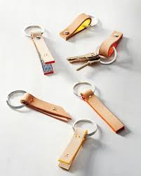 Des Porte Cles Originaux A Faire Soi Meme En Lanieres De Cuir Laniere De Cuir Diy En Cuir Cadeaux En Cuir