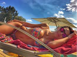 La casa di anna tatangelo. Corpo Tonico E Sensuale Le Curve Sotto Il Sole Di Anna Tatangelo Giornale Di Sicilia