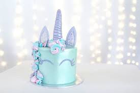 Kleine Blaue Einhorn Torte Rezept Einhorn Mit Lila Horn Und Einer Mahne Aus Lila Und Blauen Madchen Kuchen Kindergeburtstag Rezepte Geburtstagstorten Madchen
