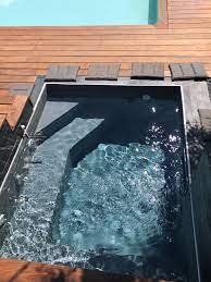 mini piscine jacuzzi spa avec bancs et buses de massage cascade revetement en pierre du bresil piscine jacuzzi mini piscine micro piscine
