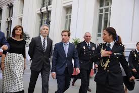 Jun 22, 2021 · la dirección general de la policía nacional realizó este martes varios cambios dentro de la estructura de mando, uno de estos fue nombrar a la teniente coronel ana jiménez cruceta, como nueva directora de comunicaciones estratégicas y portavoz del organismo del orden. Datei Ana Botella Grande Marlaska Martinez Almeida Homenaje A Las Mujeres De La Policia Nacional 02 Jpg Wikipedia