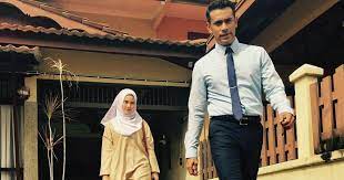 Donat karamel dan cik serba tahu.beliau membuat penampilan sulung di layar lebar menerusi filem manap. Sinopsis Cik Serba Tahu Di Astro Ria Nikkhazami Com