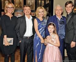 О политике, сериалах, театре и наследии отца павел табаков рассказал заместителю главного редактора «сноба» ренату давлетгильдееву. Tabakov Oleg Pavlovich Biografiya Lichnaya Zhizn Oleg Tabakov Biografiya Lichnaya Zhizn Zheny Deti Pohorony Olega Tabakova Gde Pohoronen Akter