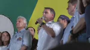 Flávio Bolsonaro fala em usar maioria na Câmara e no Senado para mudar Constituição e 'redemocratizar o país'