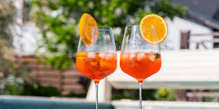 L Aperol Spritz Mon Drink Prefere Remporte Toujours Un Immense Succes Sur Ma Terrasse Aperol Spritz Drinks Aperol