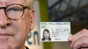 L'uefa ouvre une enquête après une banderole homophobe et des cris de singes à budapest. La Premiere Carte D Identite Nouvelle Generation Delivree A Lokeren Ce Qui Change Le Soir
