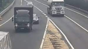 海外ニュース 動画 中国の高速道路でトラックが鉄の棒をはね上げ後続車に直撃 けが人無し 杭州市 トラック 海外