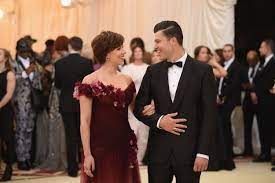 Scarlett Johansson Unveils Massive Engagement Ring From Colin Jost Scarlett Scarlett Johansson Bridesmaid Dresses