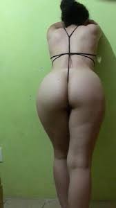 Mi esposa en lencería de hilo dental negra | FotosCaserasX