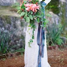 As the bride walks down the aisle, the trails of flowers serve the main decorations like walking in the garden. 15 In Season Winter Wedding Flowers