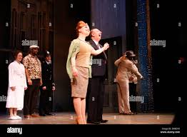 Suzie Toase Fred Ridgeway e Broadway cast apertura notturna di 'un uomo due  Guvnors' al Music Box Theatre