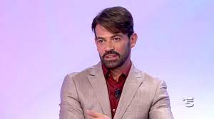 Dopo i rumors dei giorni scorsi, gianni sperti attacca rosa perrotta e svela tutta la verità sul presunto fidanzato della tronista di uomini e donne. Gianni Sperti Si E Fidanzato La Foto Che Alimenta Il Dubbio